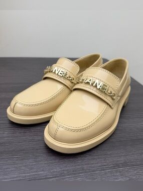🚩steal CHANEL Cream Patent Leather Loafers with Gold Chain Logo